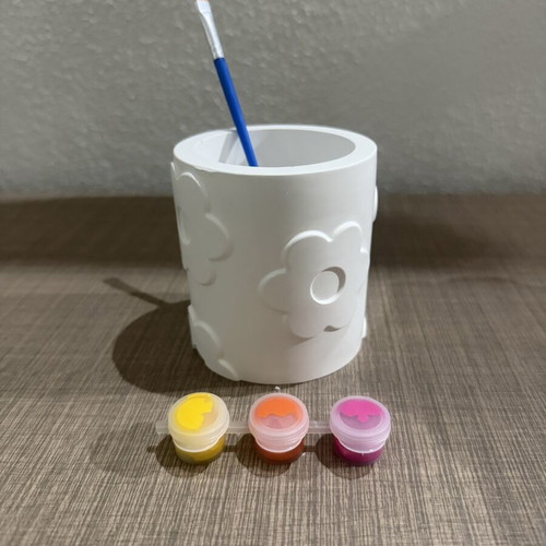 Handmade porcelain pencil holder with daisy design new
