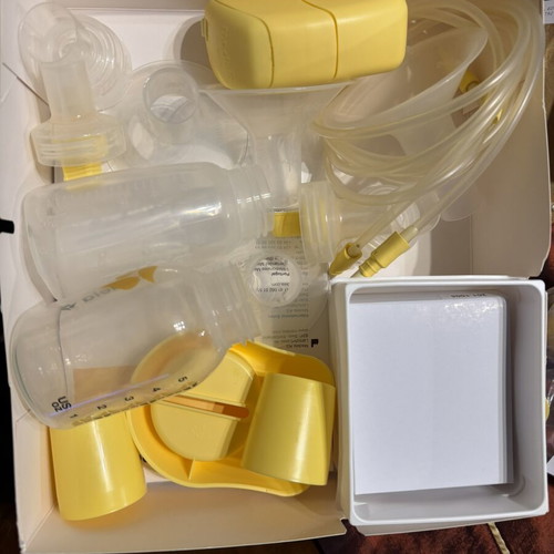 Medela mini electric breast pump with breastfeeding pads gift
