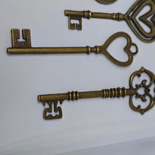 Vintage decorative keys set like new, copper