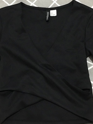 H&M short t-shirt size small black like new