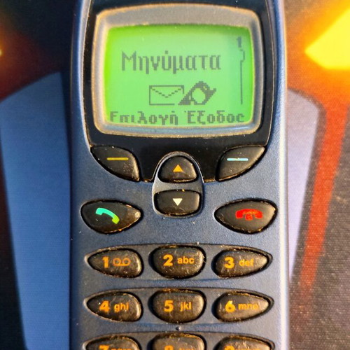 Nokia 6150 and Nokia 6110 phones used with extra battery