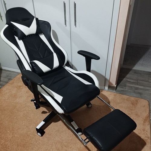 RAPTOR gaming office chair like new with footrest extension