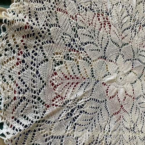 Knitted round tablecloth like new, diameter 54 cm