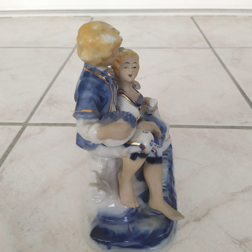 Vintage figurine hugging couple like new