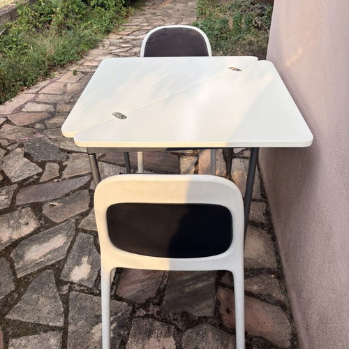 Folding kitchen table for 2-4 people, triangular to square, youth style