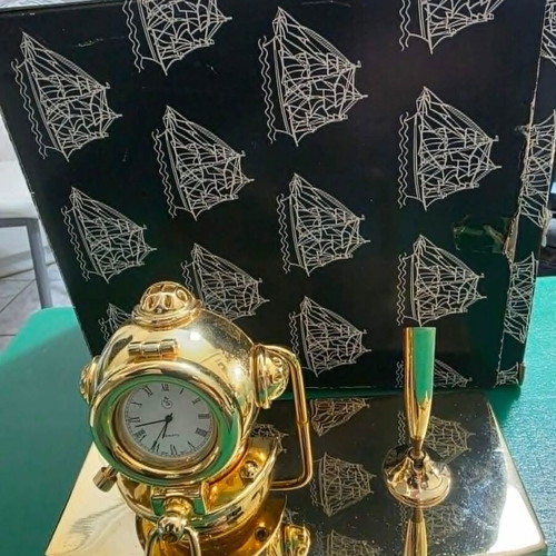 Quartz desk clock set with pen holder