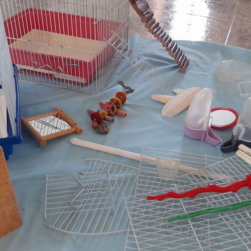 Bird cages like new with accessories and hamster gift set