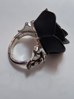 Black rose ring like new