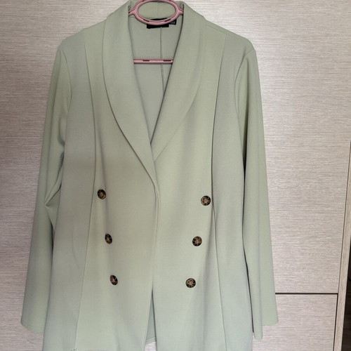 Loose pistachio jacket with brown buttons like new