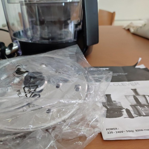 Kitchen machine like new with blender, juicer, mixer, food processor