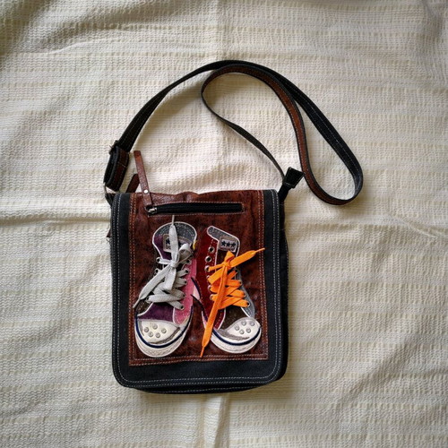 Youth crossbody bag like new, multicolored