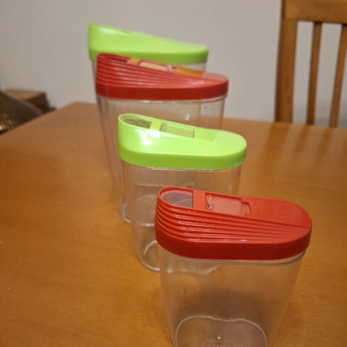 Set of 8 food storage containers like new