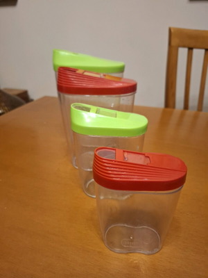 Set of 8 food storage containers like new