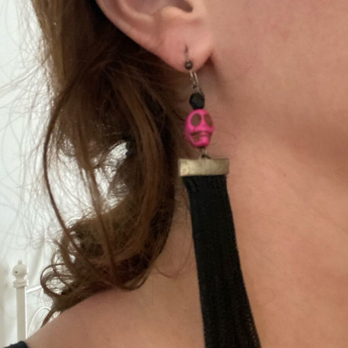 Long earring like new with tassel and skull