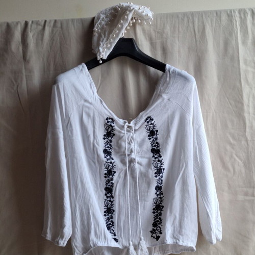 Surf Gypsy Medium Boho Peasant Top with Embroidery and Tassels like new