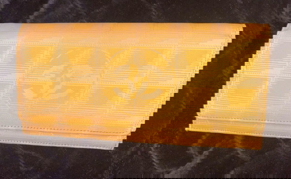 Yellow Chanel υφασμάτινο πορτοφόλι. Made in France