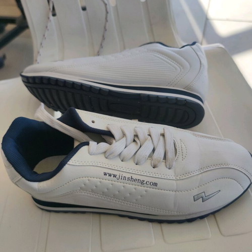 Athletic shoes size 40 like new, white
