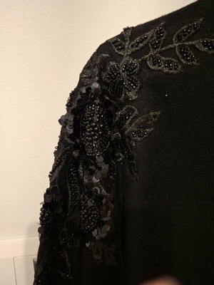 Knitted blouse wide with embroidery on sleeve like new