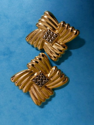 Vintage Faux bijoux clips like new, gold with silver details