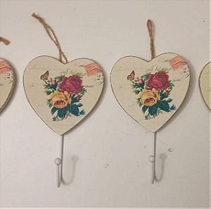 4 Κρεμάστρες σε σχήμα καρδιάς με ζωγραφιές λουλουδιών & γραμματόσημο vintage