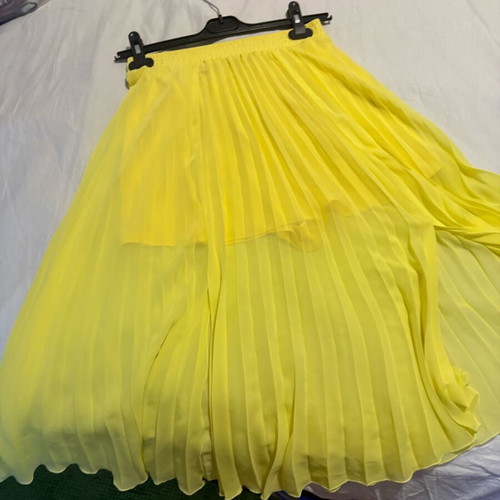 Zara women's summer pleated skirt like new, yellow with lining and shorts