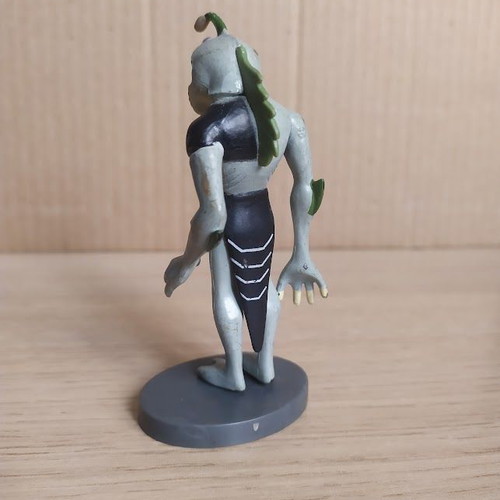 Ben 10 Ripjaws figure like new, 9 cm with detachable base