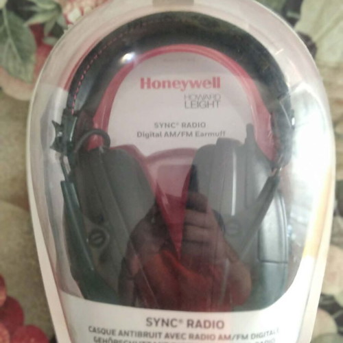 Honeywell Howard Leight Sync Radio AM/FM Earmuffs new