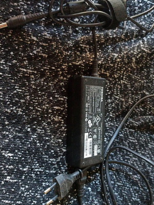 Toshiba PA3715U-1CA power adapter DC19V 3.95A used functional