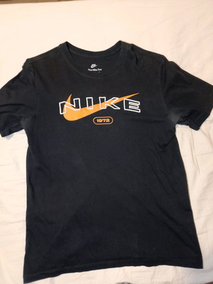 Nike t-shirt size M used, black