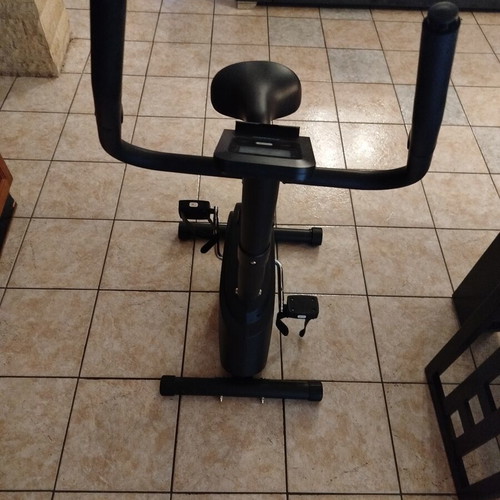 Exercise bike like new with magnetic resistance and heart rate sensors