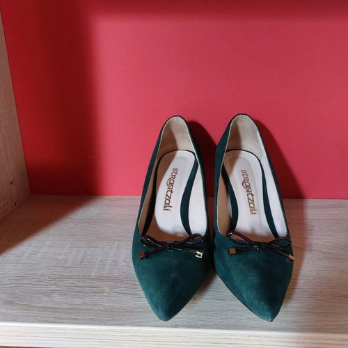 Strantzali green velour pumps new, size 37