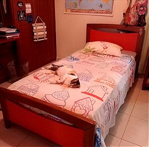 Μονό κρεβάτι από ξύλο μασίφ και κόκκινη λάκα σε άριστη κατάσταση