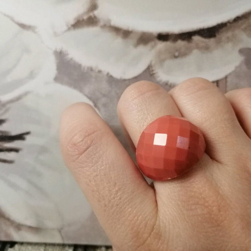 Pink ring like new with unique coral shade