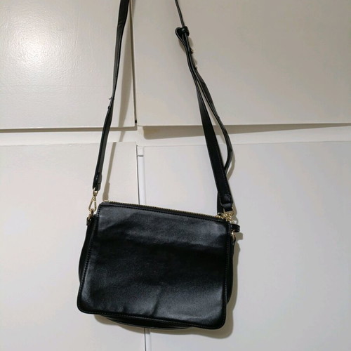 Axel shoulder bag black like new