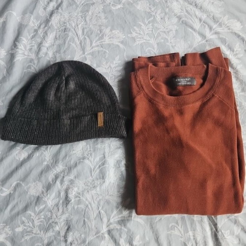 Primark sweater and Decathlon beanie set like new