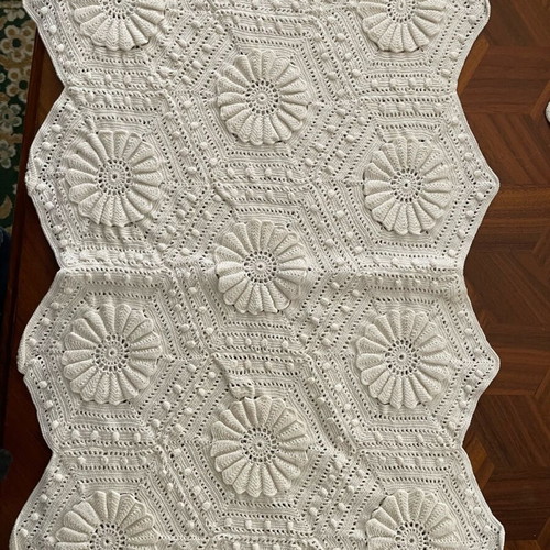 Knitted blanket artwork new with two pillowcases