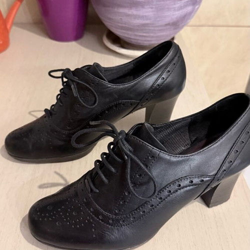 Tamaris leather oxford shoes like new, black size 39 with heel