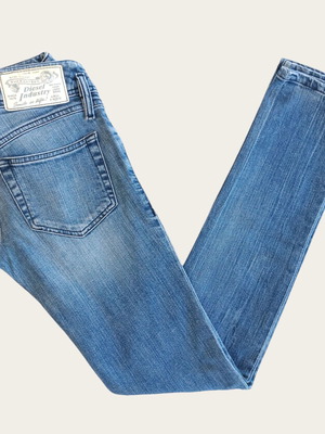 Τζιν παντελόνι Diesel χαμηλόμεσο γυναικείο μεταχειρισμένο W27