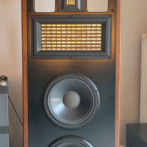 Infinity Gamma speakers used in excellent condition