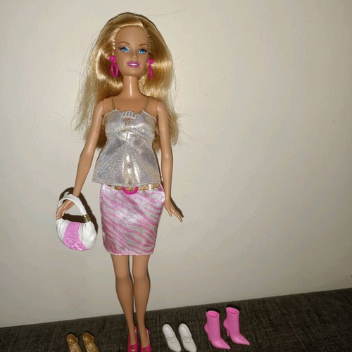 Barbie Doll & Fashions Giftset 2008 used with outfit, bag and 4 pairs of shoes