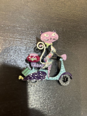 Cat on Scooter/Vespa enamel pin like new, colorful