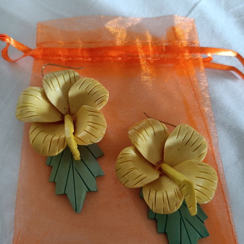 Wooden hibiscus bijou earrings handmade new, yellow and green