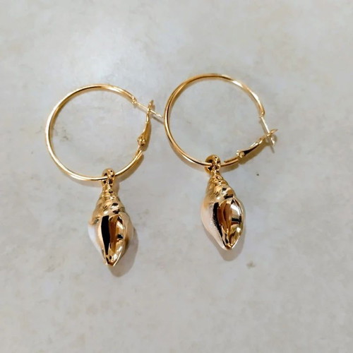 Conch Shell Hoop Earrings new, gold and beige