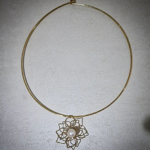 Necklace with natural pearl
