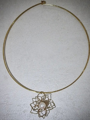 Necklace with natural pearl