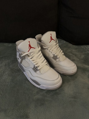 Air Jordan 4 Retro sneakers size 42 like new, white and grey