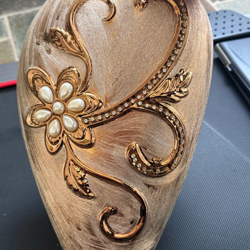 Decorative vase like new with golden shades and beads