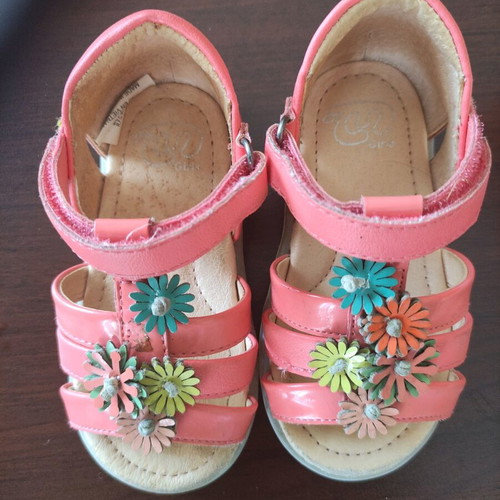 Girls sandals used, size 20 with anti-slip sole