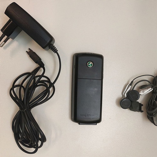 Sony Ericsson T290i used phone for collectors with charger and earphones