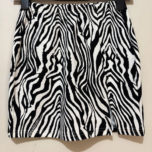 Mini skirt with animal print and front slit by Shein, like new
